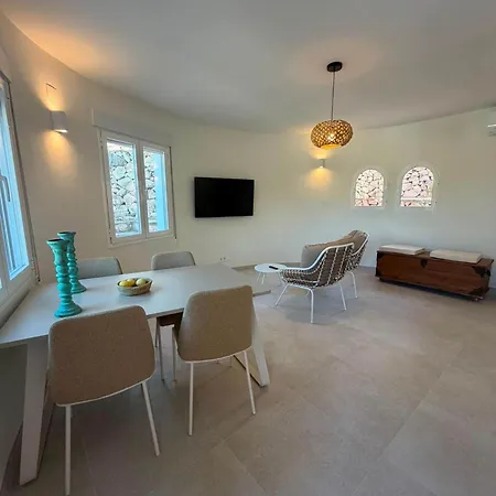 Renovated With Private Pool & Outdoor